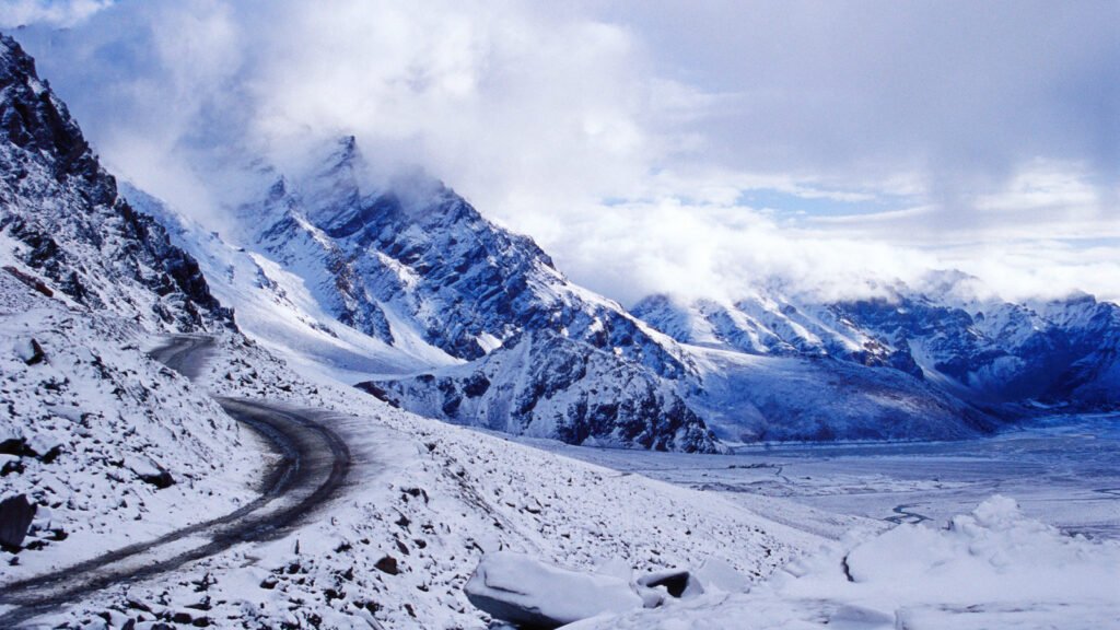 Snow-covered pass near Manali