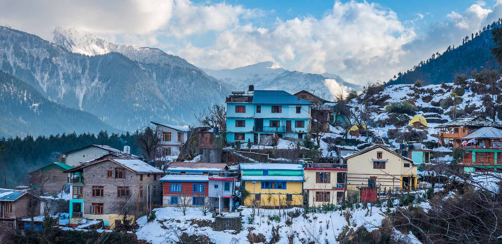 A village above Manali in winter